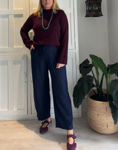 Load image into Gallery viewer, Barely Barrel Pants in Navy Linen Blend