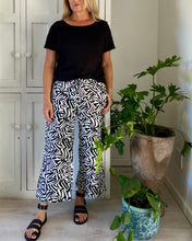 Load image into Gallery viewer, Kokomo Crop Pants in Black &amp; White Abstract