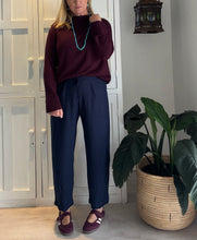 Load image into Gallery viewer, Barely Barrel Pants in Navy Linen Blend
